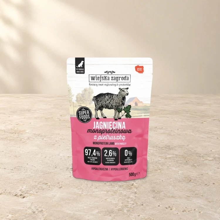 Jagnięcina 500g monoproteinowa saszetka dla psa Wiejska Zagroda — na jasnym tle