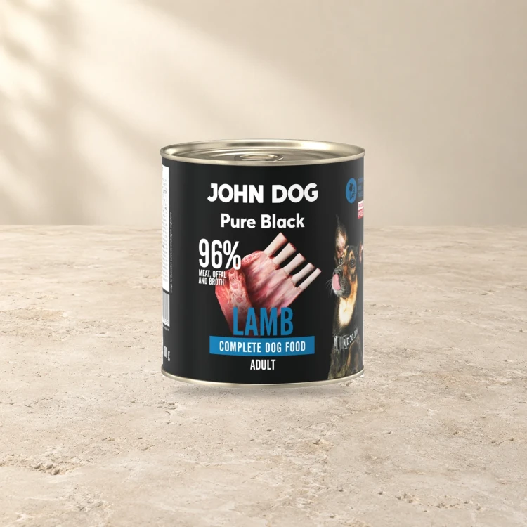 Puszka karmy mokrej John Dog Jagnięcina Pure Black 800 g na jasnym tle