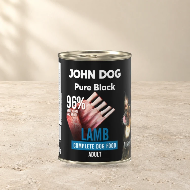 Puszka karmy mokrej John Dog Jagnięcina Pure Black 400 g na jasnym tle