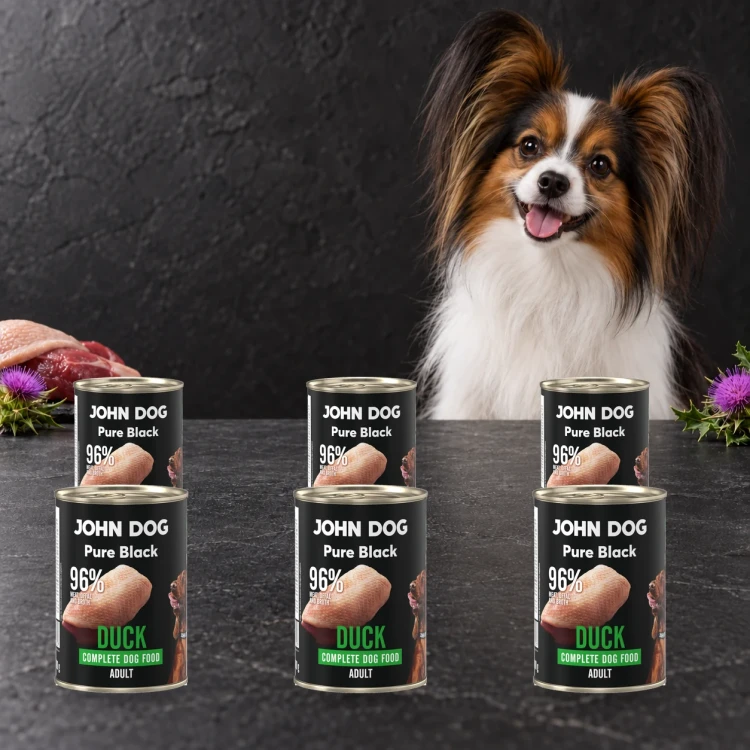 Zestaw 6 puszek karmy mokrej John Dog Kaczka Pure Black po 400 g obok psa
