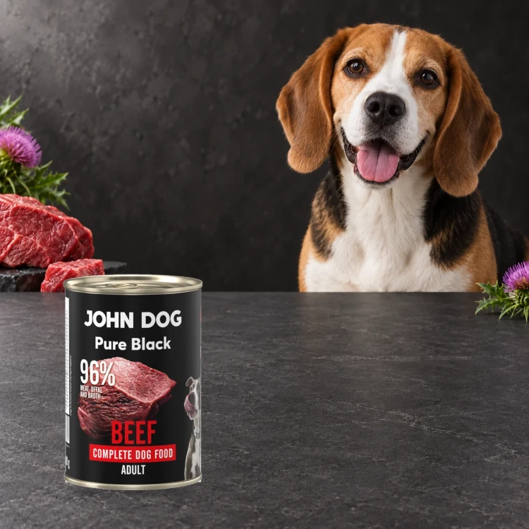 Puszka karmy mokrej John Dog Wołowina Pure Black 400 g obok psa