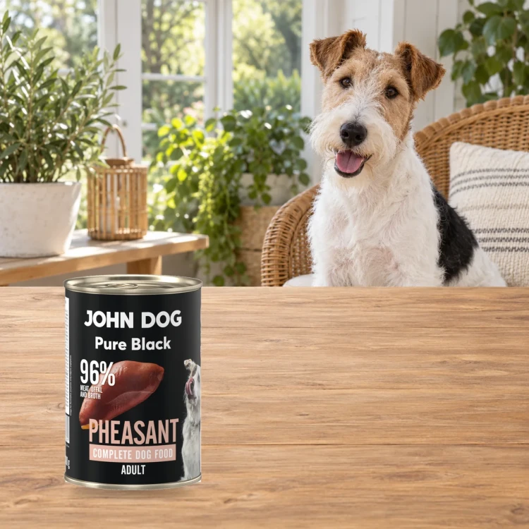 Puszka karmy mokrej John Dog Bażant Pure Black 400 g obok psa w domu