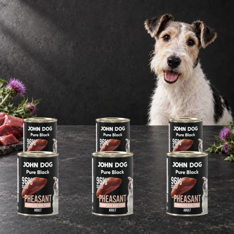 Zestaw 6 puszek karmy mokrej John Dog Bażant Pure Black po 400 g obok psa