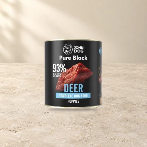 Puszka karmy mokrej John Dog Jeleń Pure Black Junior 800 g na jasnym tle