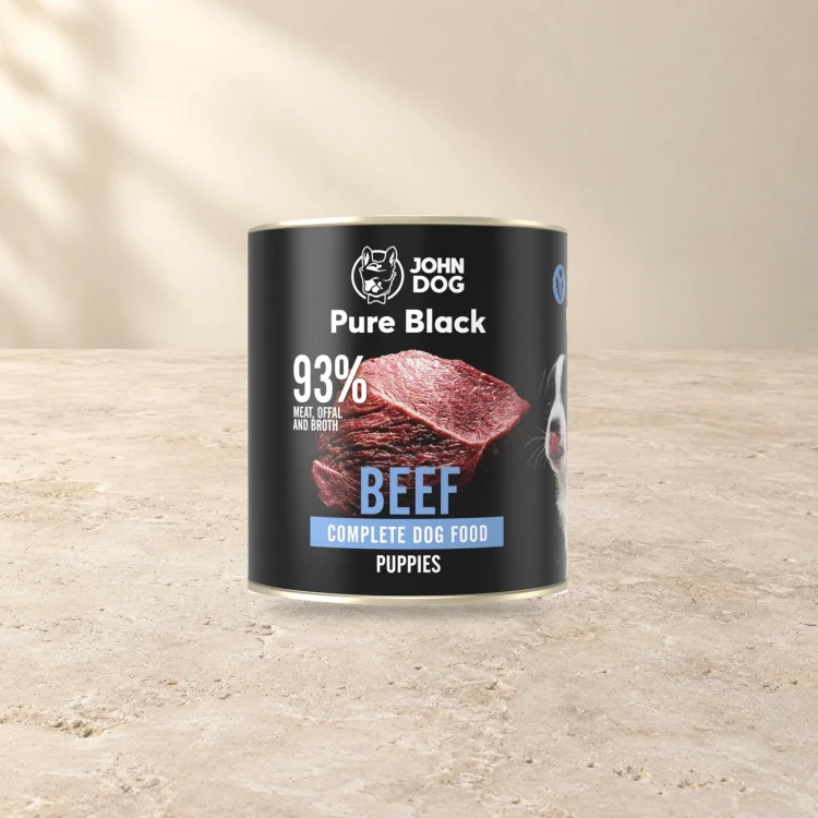 Puszka karmy mokrej John Dog Wołowina Pure Black Junior 800 g na jasnym tle