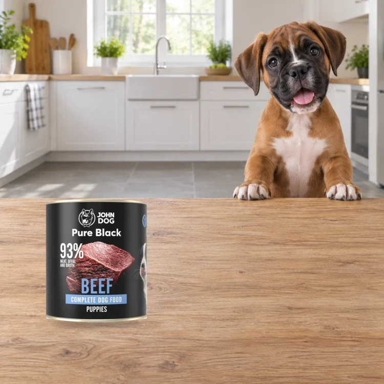 Puszka karmy mokrej John Dog Wołowina Pure Black Junior 800 g obok szczeniaka w domu
