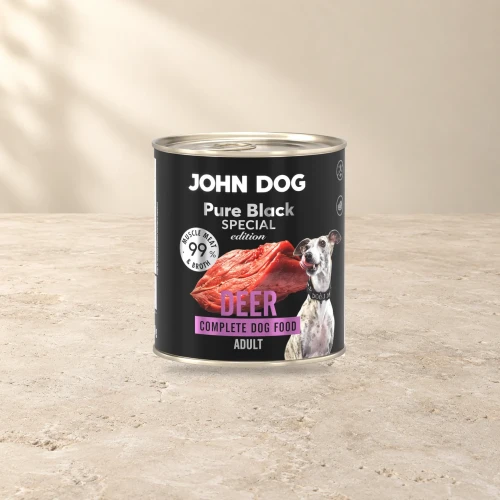 Puszka karmy mokrej John Dog Jeleń Special Edition 800 g na jasnym tle