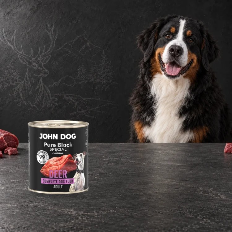 Puszka karmy mokrej John Dog Jeleń Special Edition 800 g obok psa