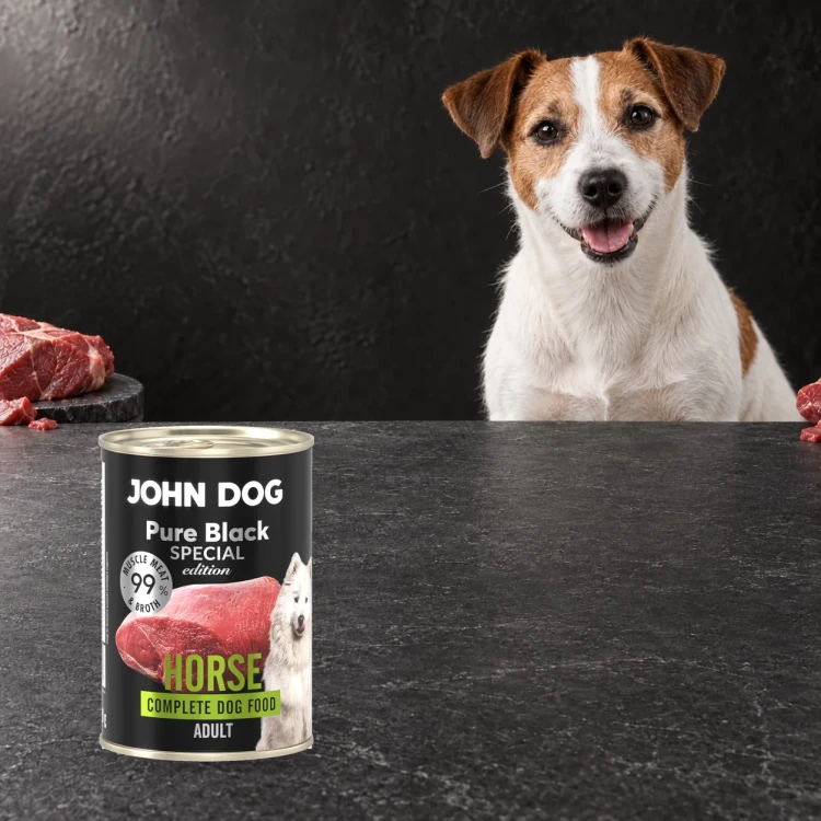Puszka karmy mokrej John Dog Konina Special Edition 400 g obok psa