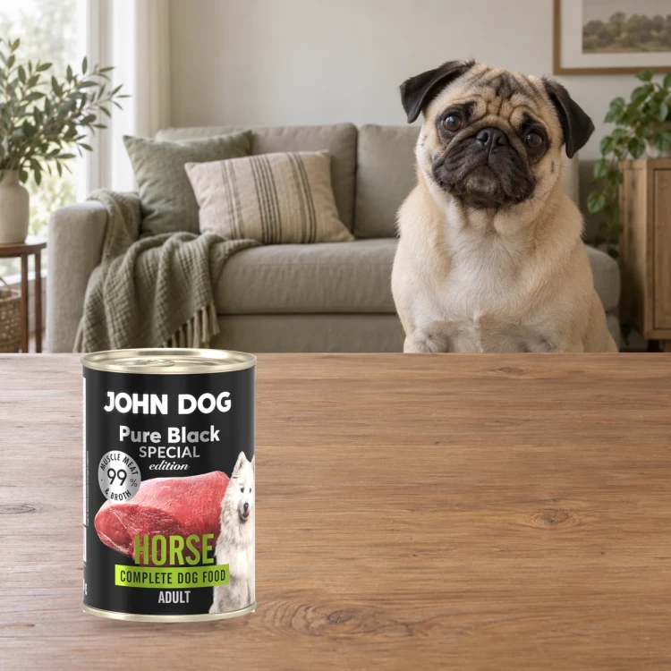 Puszka karmy mokrej John Dog Konina Special Edition 400 g obok psa w domu