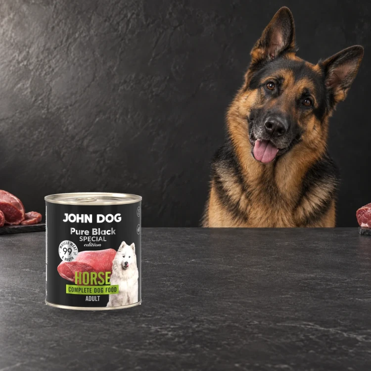 Puszka karmy mokrej John Dog Konina Special Edition 800 g obok psa