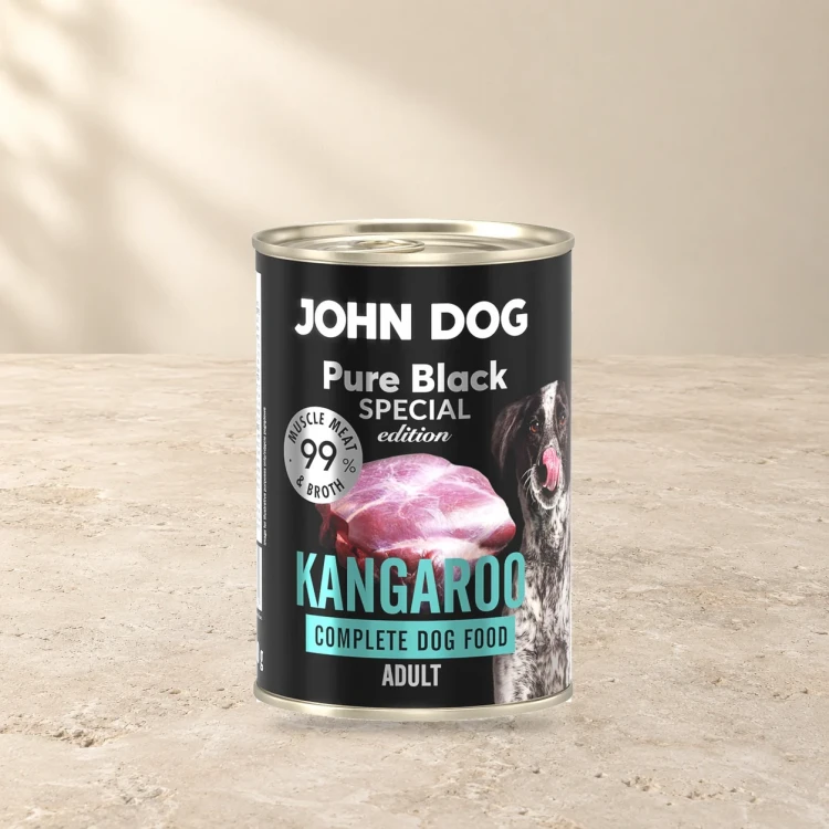 Puszka karmy mokrej John Dog Kangur Special Edition 400 g na jasnym tle