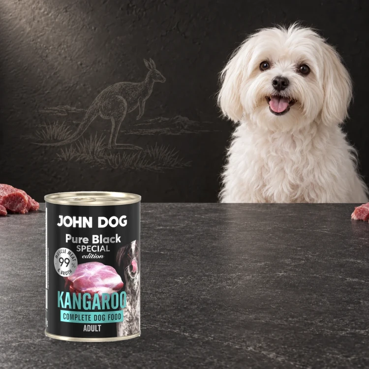 Puszka karmy mokrej John Dog Kangur Special Edition 400 g obok psa