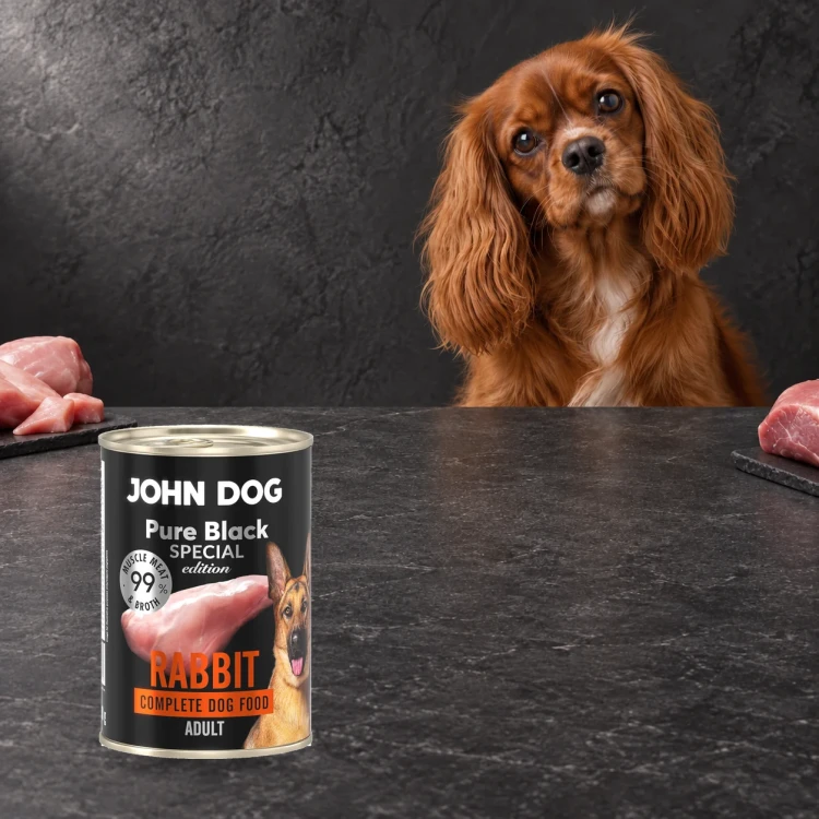 Puszka karmy mokrej John Dog Królik Special Edition 400 g obok psa