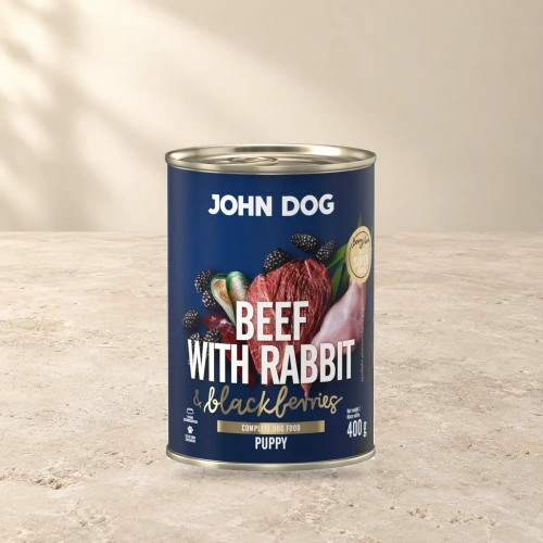 Puszka karmy mokrej John Dog Wołowina z królikiem i jeżynami Junior Berry Line 400 g na jasnym tle