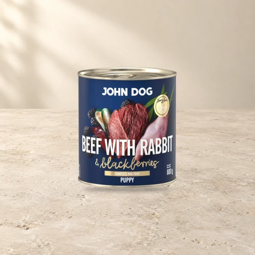 Puszka karmy mokrej John Dog Wołowina z królikiem i jeżynami Junior Berry Line 800 g na jasnym tle