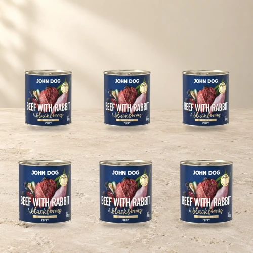 Zestaw 6 puszek karmy mokrej John Dog Wołowina z królikiem i jeżynami Junior Berry Line po 800 g na jasnym tle