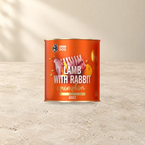 Puszka karmy mokrej John Dog Jagnięcina z królikiem i dynią Pumpkin Line 800 g na jasnym tle