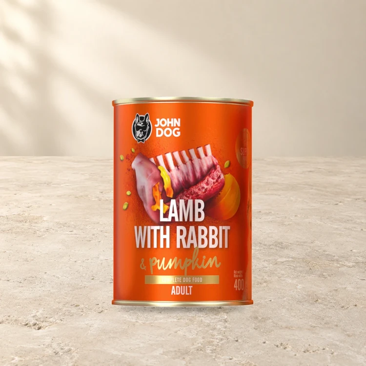 Puszka karmy mokrej John Dog Jagnięcina z królikiem i dynią Pumpkin Line 400 g na jasnym tle