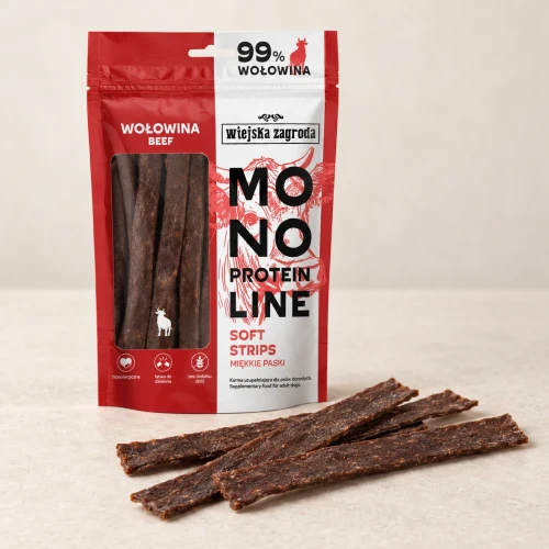 Miękkie paski z wołowiną obok opakowania Wiejska Zagroda Mono Protein Line 100 g