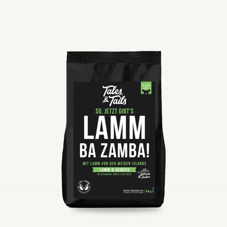 Karma półwilgotna Tales & Tails 4 kg z jagnięciną dla dorosłych psów na jasnym tle.