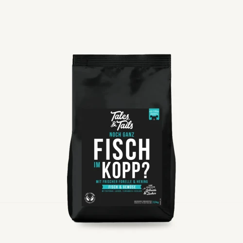 Karma półwilgotna Tales & Tails 1,5 kg z rybami dla dorosłych psów na jasnym tle.