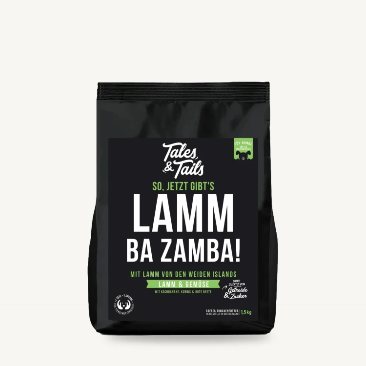 Karma półwilgotna Tales & Tails 1,5 kg z jagnięciną dla dorosłych psów na jasnym tle.