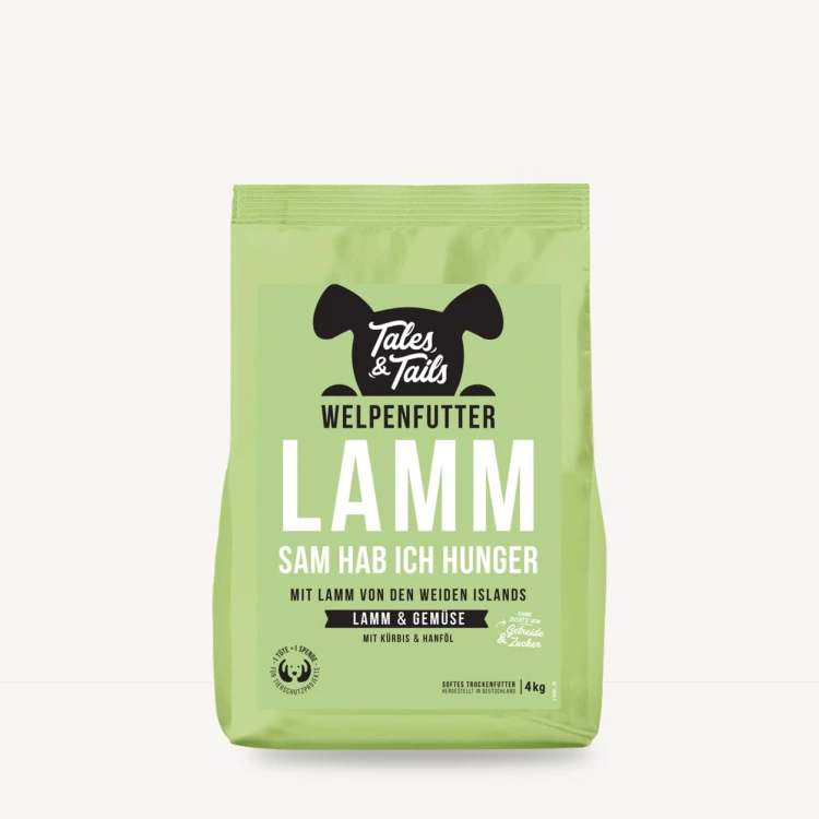Karma półwilgotna Tales & Tails 4 kg z jagnięciną dla szczeniąt na jasnym tle.