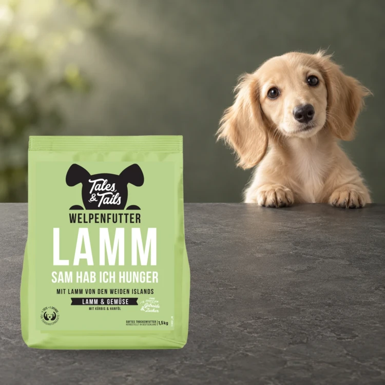 Karma półwilgotna Tales & Tails 1,5 kg z jagnięciną dla szczeniąt obok szczenięcia.