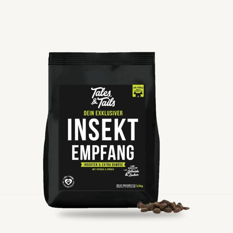 Karma półwilgotna Tales & Tails 1,5 kg z białkiem owadów dla dorosłych psów na jasnym tle.