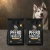 Zestaw Tales & Tails 2 × 4 kg z koniną dla dorosłych psów obok psa.