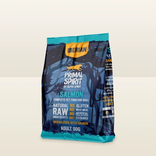 Worek karmy półwilgotnej Primal Spirit Iberian Salmon 1 kg na jasnym tle.