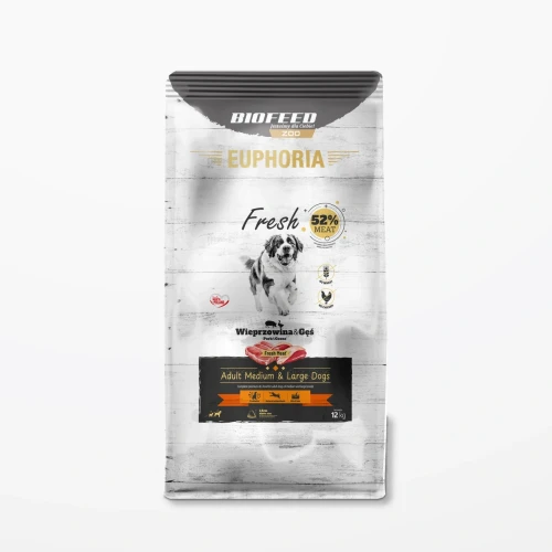 Worek 12 kg karmy Euphoria Fresh z wieprzowiną i gęsią dla dorosłych psów średnich i dużych ras na jasnym tle.