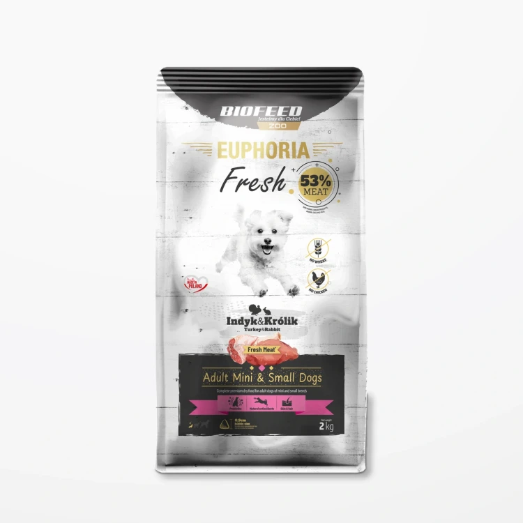 Worek 2 kg karmy Euphoria Fresh z indykiem i królikiem dla dorosłych psów mini i małych ras na jasnym tle.