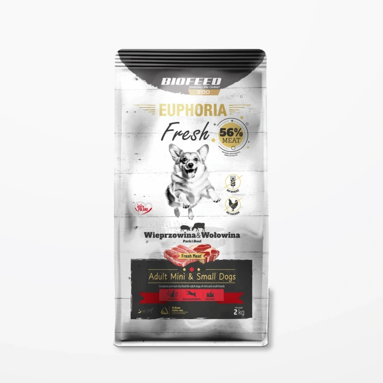 Worek 2 kg karmy Euphoria Fresh z wieprzowiną i wołowiną dla dorosłych psów mini i małych ras na jasnym tle.