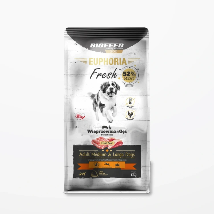 Worek 2 kg karmy Euphoria Fresh z wieprzowiną i gęsią dla dorosłych psów średnich i dużych ras na jasnym tle.