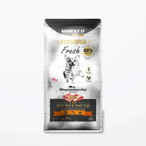 Worek 2 kg karmy Euphoria Fresh z wieprzowiną i gęsią dla dorosłych psów mini i małych ras na jasnym tle.