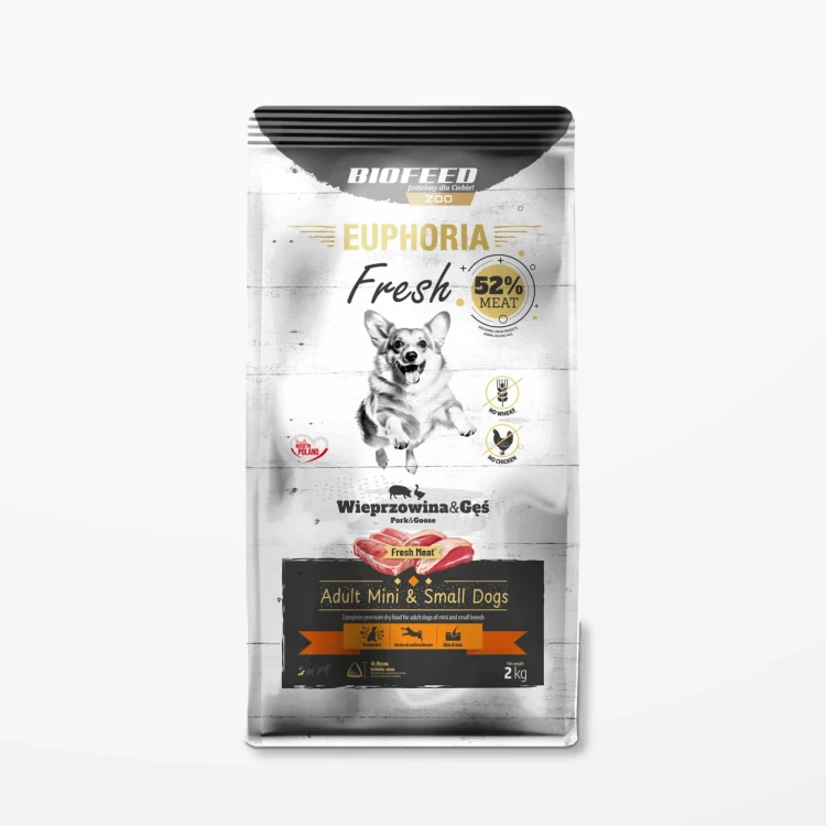 Worek 2 kg karmy Euphoria Fresh z wieprzowiną i gęsią dla dorosłych psów mini i małych ras na jasnym tle.