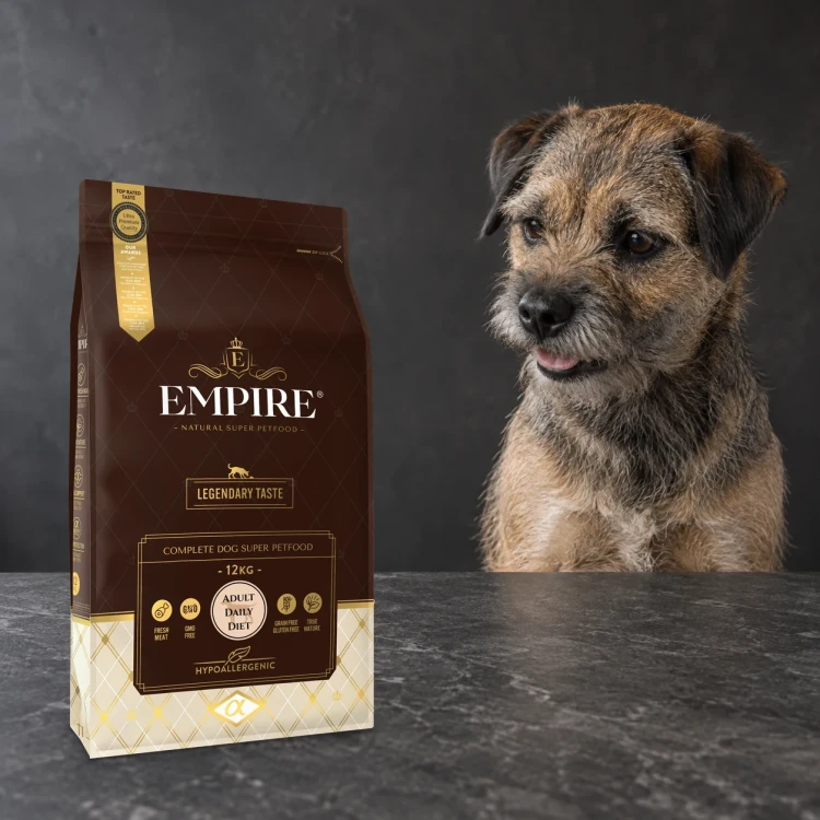 Worek karmy EMPIRE Legendary Taste Adult Daily Diet dla małych i średnich psów 12 kg obok border terriera na ciemnym tle