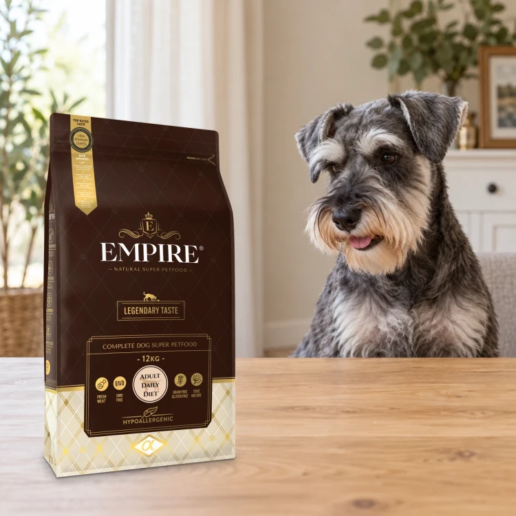 Worek karmy EMPIRE Legendary Taste Adult Daily Diet dla małych i średnich psów 12 kg obok sznaucera miniaturowego w mieszkaniu