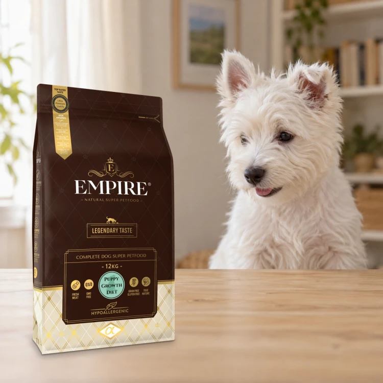 Worek karmy EMPIRE Legendary Taste Puppy Growth Diet dla szczeniąt małych i średnich ras 12 kg obok szczeniaka westie w mieszkaniu