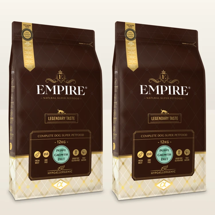 Dwa worki karmy EMPIRE Legendary Taste Puppy Growth Diet dla szczeniąt małych i średnich ras po 12 kg na jasnym tle