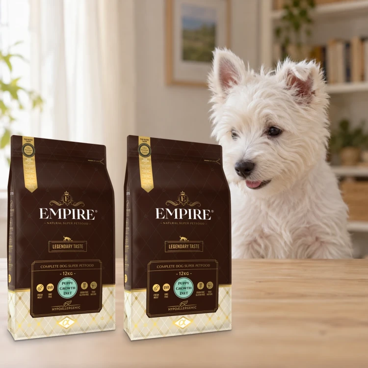 Dwa worki karmy EMPIRE Legendary Taste Puppy Growth Diet dla szczeniąt małych i średnich ras po 12 kg obok szczeniaka westie w mieszkaniu