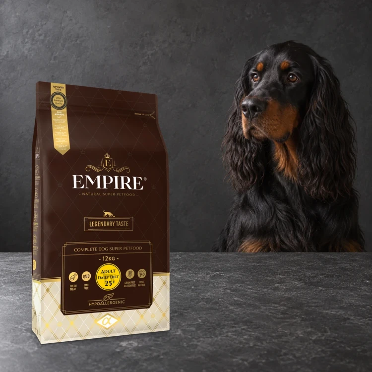 Worek karmy EMPIRE Legendary Taste Adult Daily Diet 25+ dla dużych psów 12 kg obok setera gordona na ciemnym tle