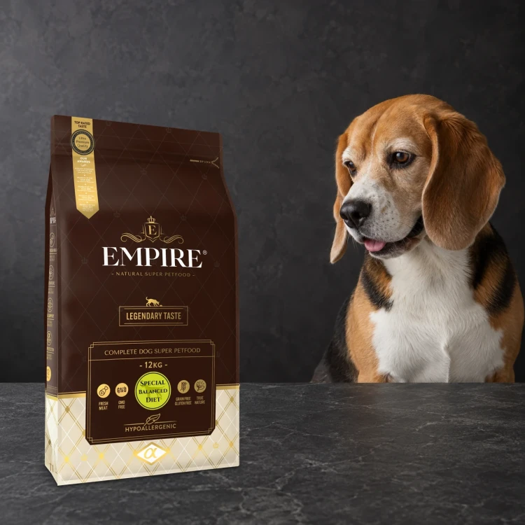 Worek karmy EMPIRE Legendary Taste Special Balanced Diet 12 kg obok dojrzałego beagla na ciemnym tle