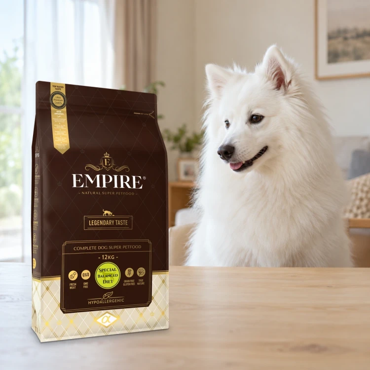 Worek karmy EMPIRE Legendary Taste Special Balanced Diet 12 kg obok dojrzałego szpica japońskiego w mieszkaniu