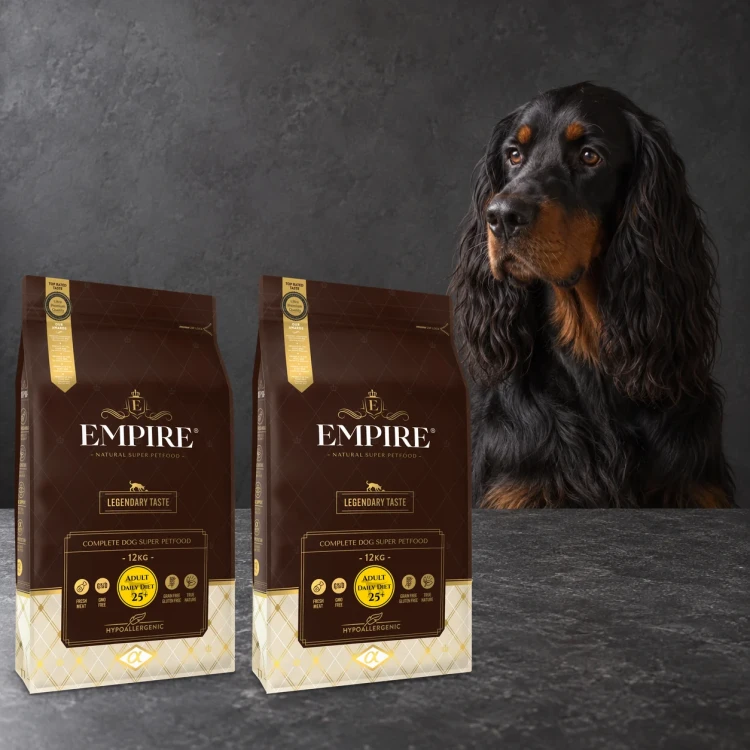 Dwa worki karmy EMPIRE Legendary Taste Adult Daily Diet 25+ dla dużych psów po 12 kg obok setera gordona na ciemnym tle