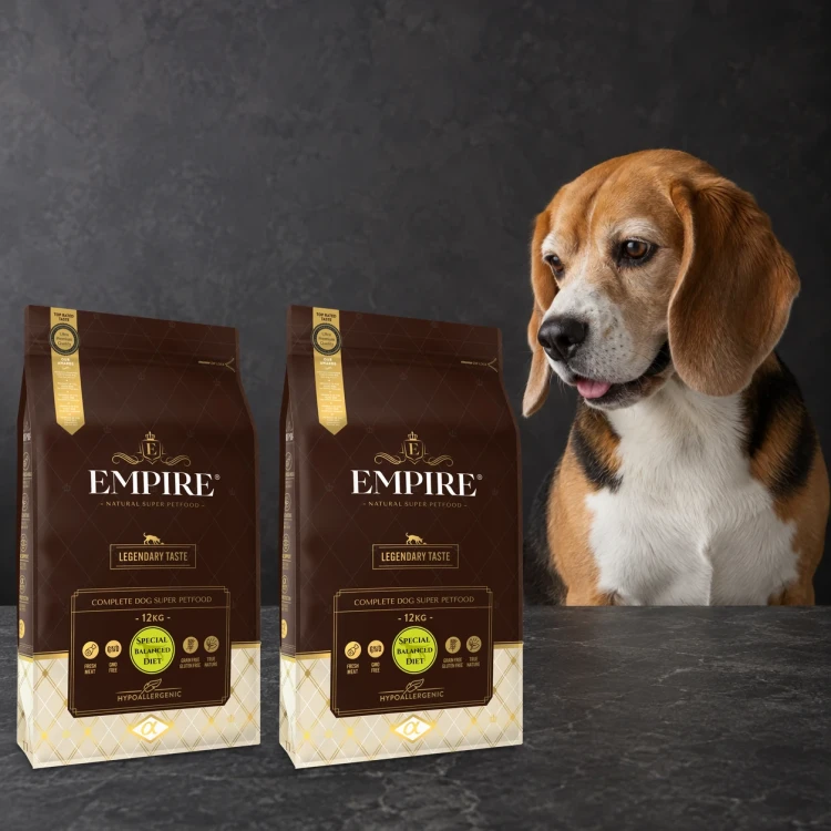 Dwa worki karmy EMPIRE Legendary Taste Special Balanced Diet po 12 kg obok dojrzałego beagla na ciemnym tle