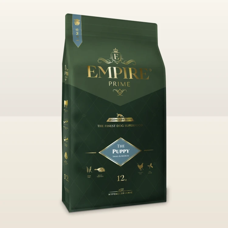 Worek karmy EMPIRE Prime Puppy dla szczeniąt małych i średnich ras 12 kg na jasnym tle