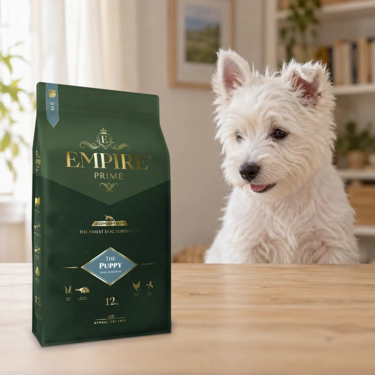 Worek karmy EMPIRE Prime Puppy dla szczeniąt małych i średnich ras 12 kg obok szczeniaka westie w mieszkaniu
